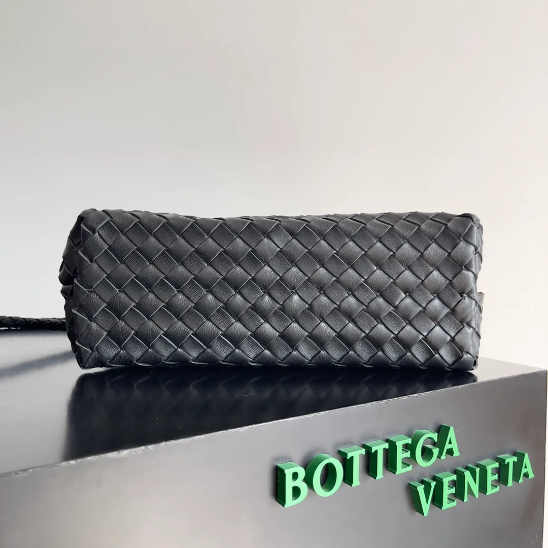 The 2023 new Andiamo batch of 2260 BV has been shipped‼ ️Really popular🔥The new Andiamo woven handbag launched by Bottega Veneta this season is really popular all over the world! ! Celebrities at home and abroad have worn it, and Oscar-winning actress Michelle Yeoh has taken it out on the street. Song Jia, Trai Yara, Yu Feihong, Sanji Ayaka, Rosie Hunting-Whiteley, Yoshioka Riho, etc. have all picked up this bag. It is classic and versatile, showing off its temperament, and the bag capacity is also large, which is very convenient for daily commuting! ! A variety of carrying methods, the shoulder straps can be adjusted by yourself, the original lambskin feels soft and delicate, and the unisex style breaks the gender boundaries and brings a more practical and long-lasting use experience. Andiamo, which has both elegant and casual styles, perfectly interprets the true appearance of "fashionable old money style". Style number: 743572 Size: 32*24*12